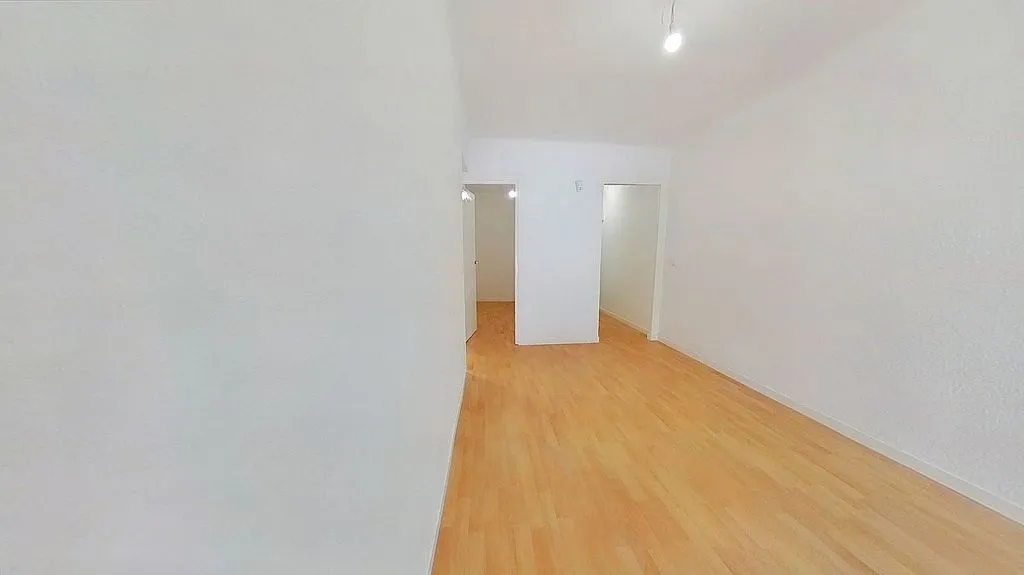 Toad - Three-Bedroom Flat with Metro Access in Verdun