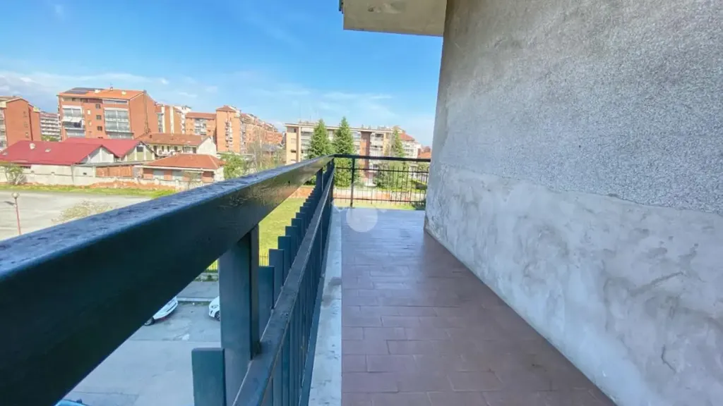 Rõdu - 2-Bedroom Apartment with Balcony in Turin