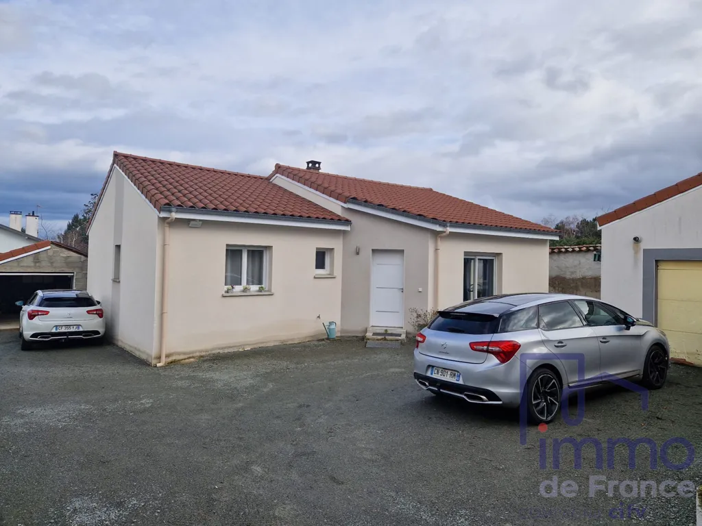 Extérieur - Maison avec Piscine et Studio à Montbrison