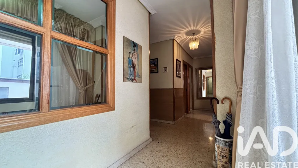 Esik - Alicante Apartment with Potential for Division