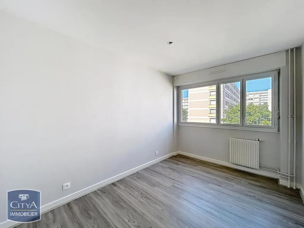 Rooms - 5-Piece Apartment with Balcony in Lyon
