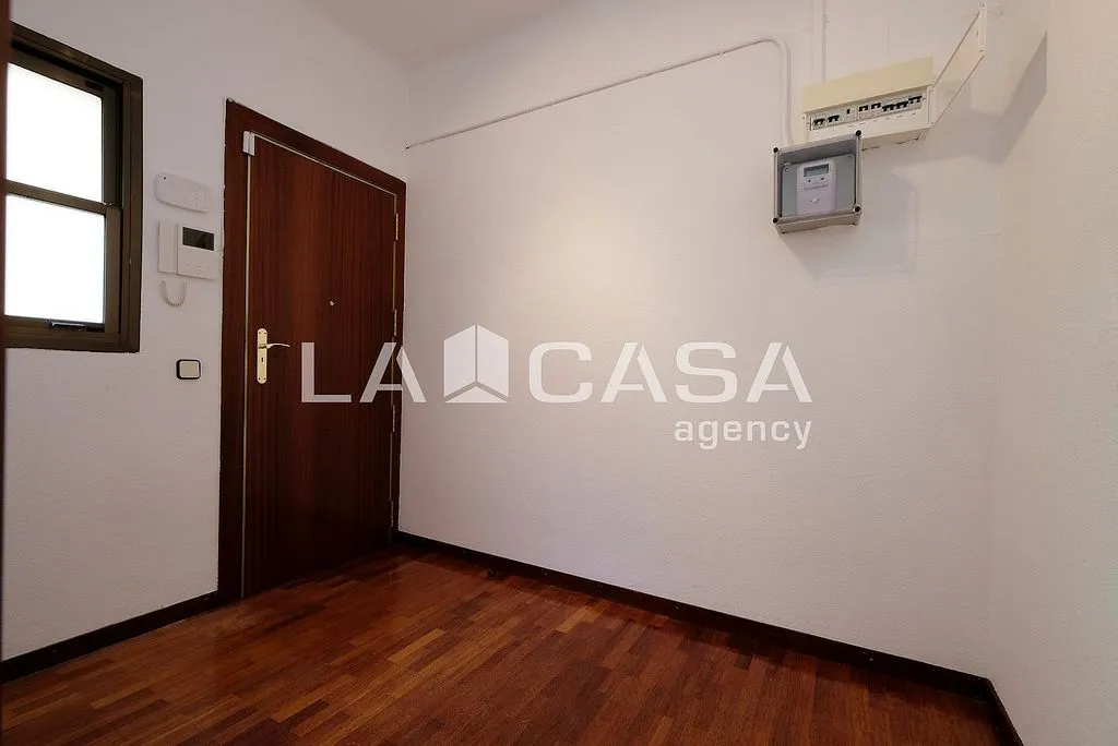 Toad - East-West Oriented Flat near Passeig Maragall