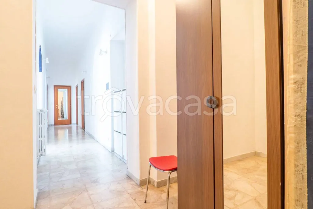 Entrée - Apartment with Double Aspect in Turin