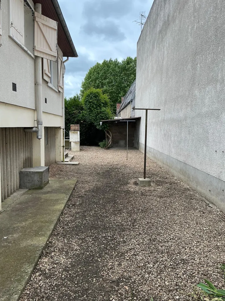 Extérieur - Maison avec Sous-Sol Aménageable à Vierzon