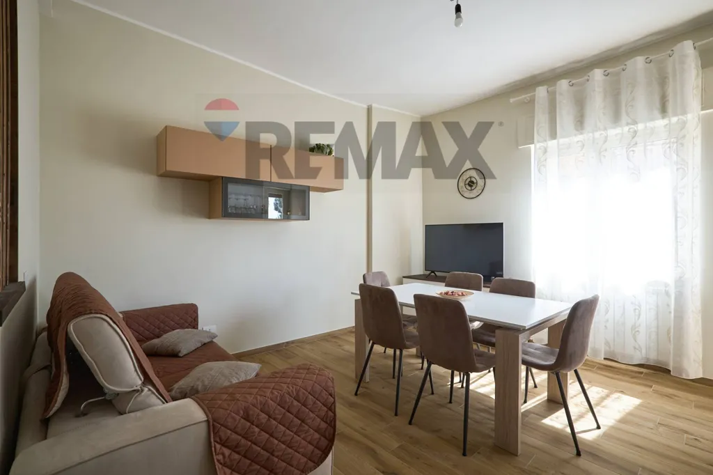 Sala da pranzo - Ristrutturato Triplex with Balcony in Torre Maura