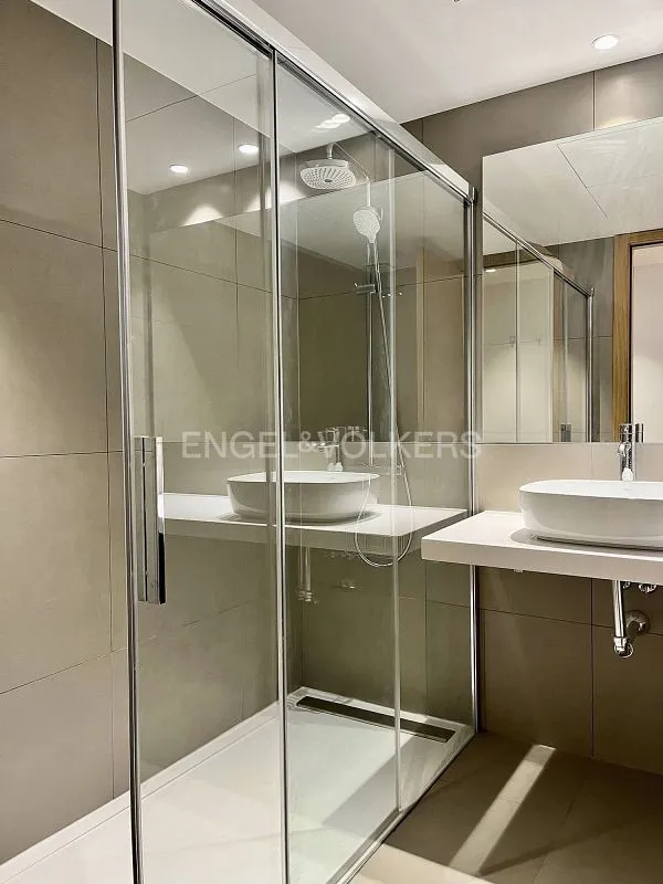 Bagni - 3-Bed Apartment with Pool in Ríos Rosas