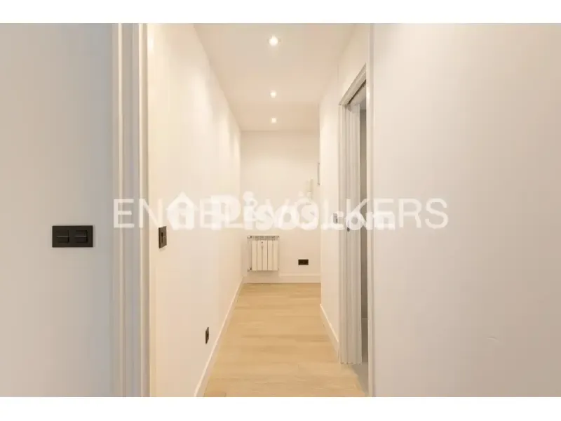 Esik - Furnished Flat with Pool in Fuencarral