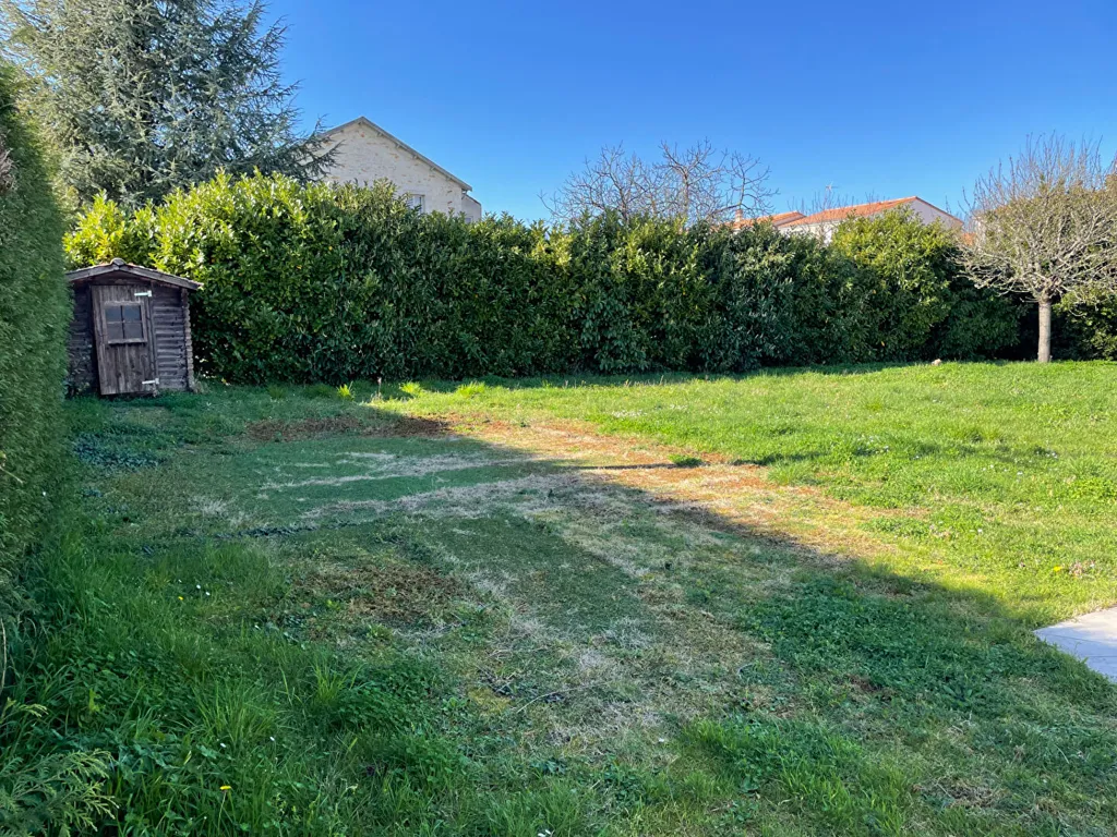 Aed - Buildable Plot with Garden in Rochefort