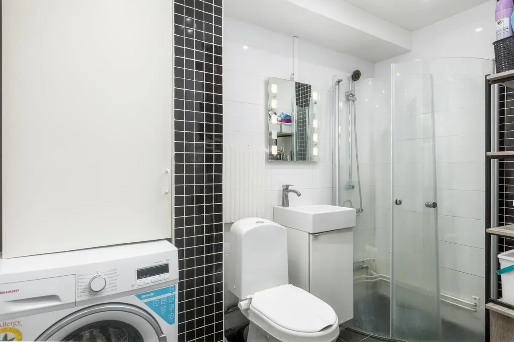 Bathrooms - Spacious 4th Floor Flat with Glazed Balcony in Södertälje