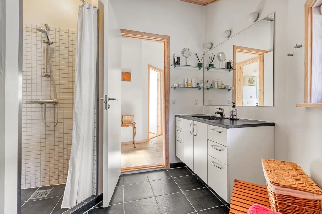 Salles de bain - Modern Vacation Home with Garden in Rågeleje