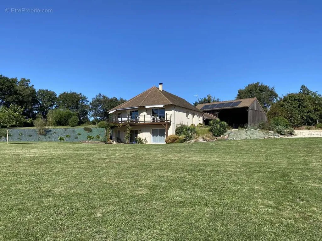 Extérieur - Propriété Contemporaine avec Parc à 8 km de Châtellerault
