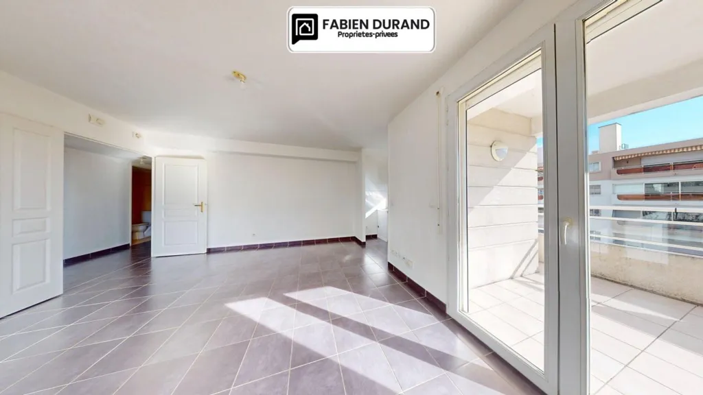 Toad - 2-Bedroom Flat with Terrace in Mandelieu Centre