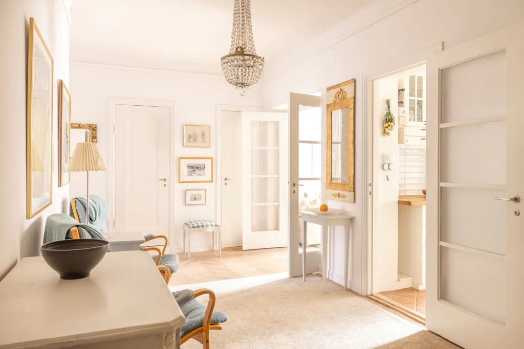 Esik - Charming 2.5-Bedroom Flat with Balcony in Södermalm