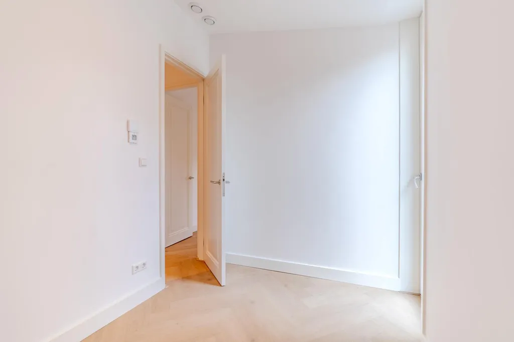 Hallway - Modernised Three-Bedroom Flat with Garden in 's-Gravenhage
