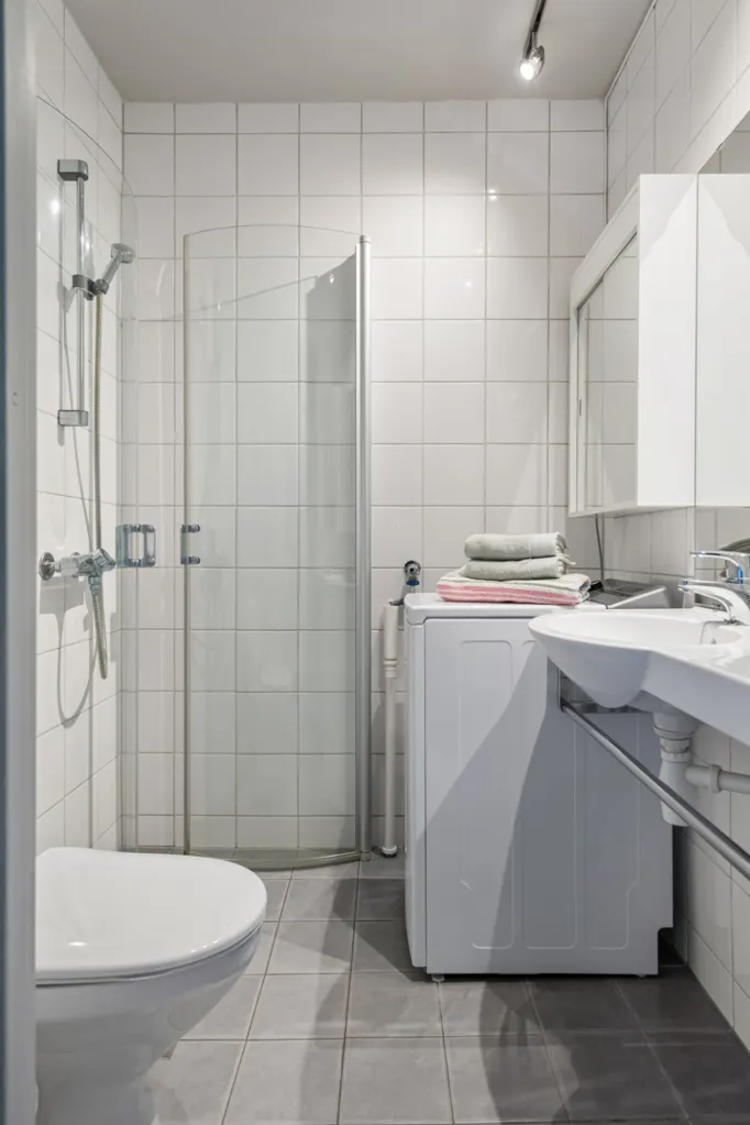 Salles de bain - 2-Bedroom Apartment with Balcony in Randgård