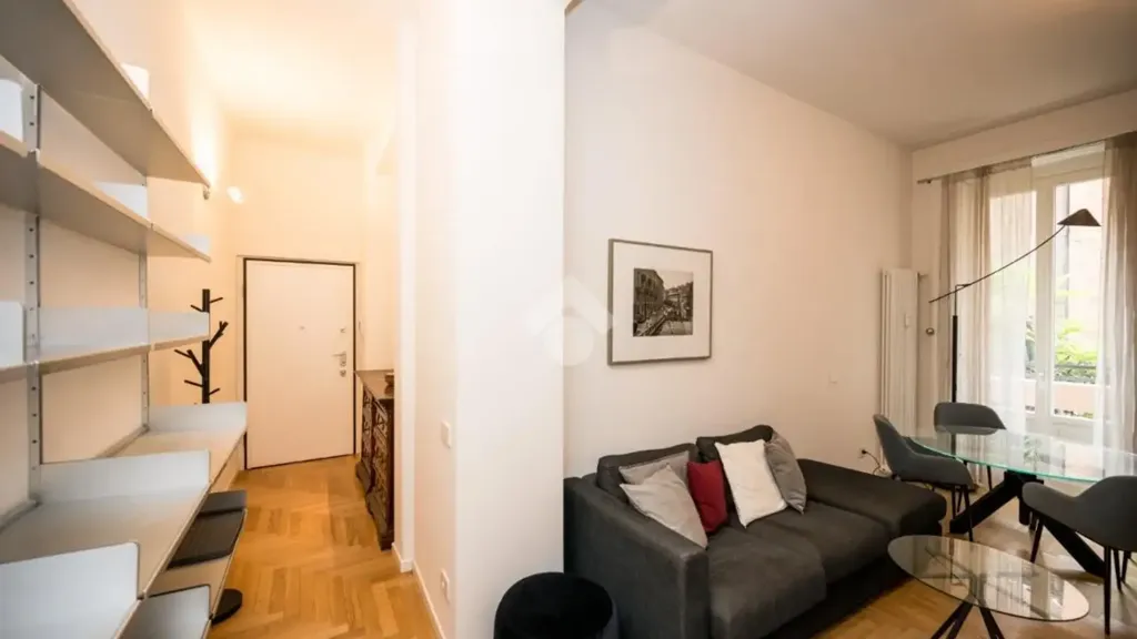 Elutuba - Elegant Trilocale with Balcony in Milan