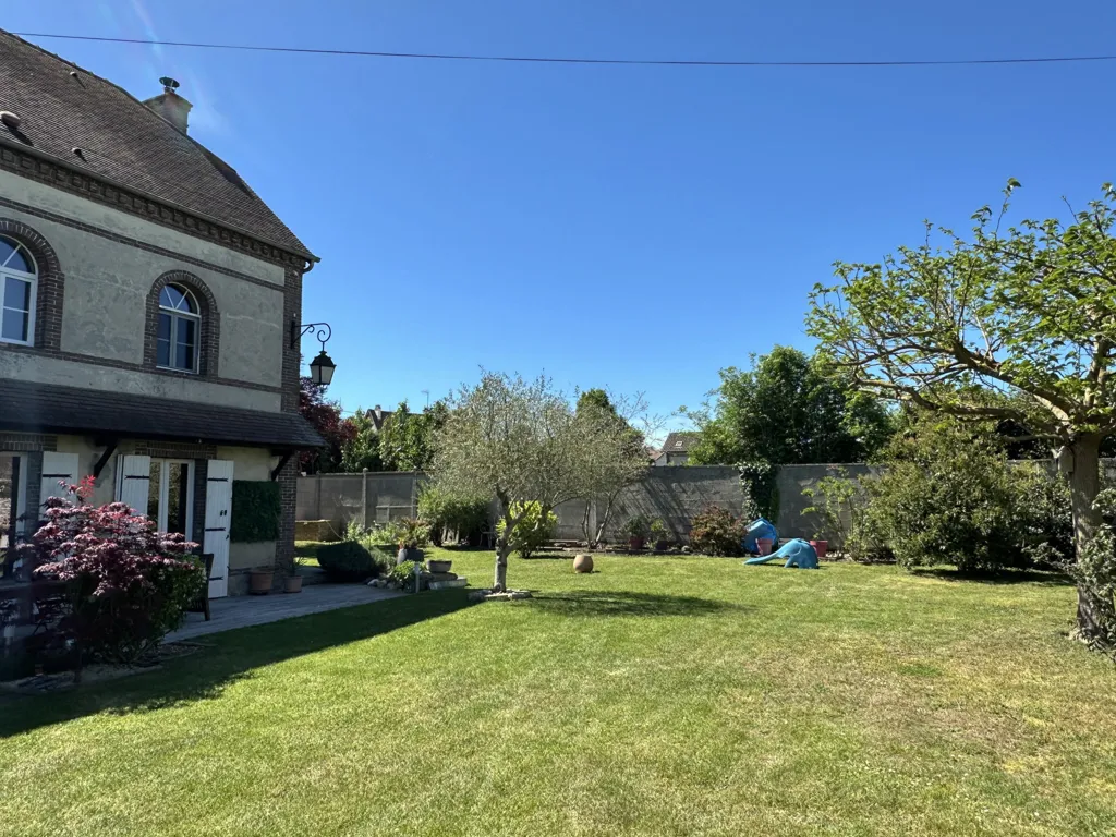 Aed - Charming 8-Piece House with Garden in Croth
