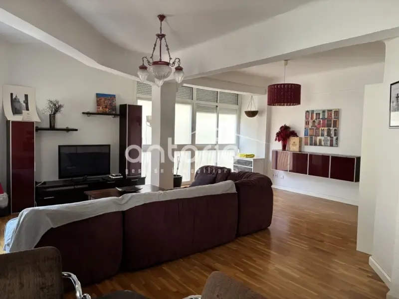 Soggiorno - Corner Flat with Large Windows in San Juan