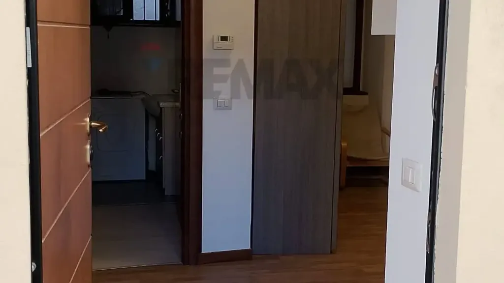Ingresso - Apt with Parking in Varese Centre