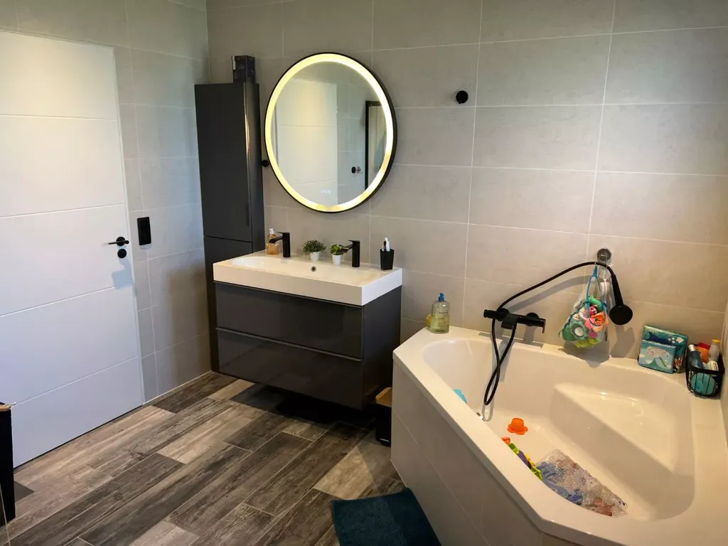 Salles de bain - Maison Contemporaine avec Prestations Haut de Gamme à Proximité des Commodités