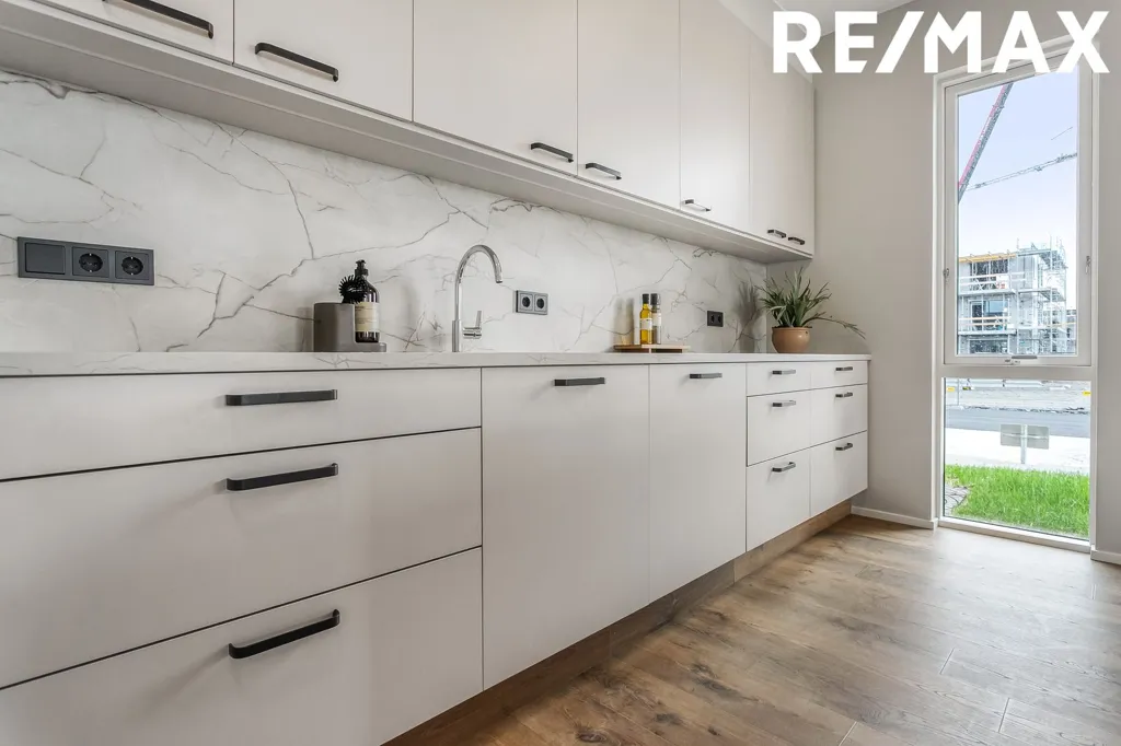 Cuisine - 5-Bed Apartment with Balcony in Álftanes