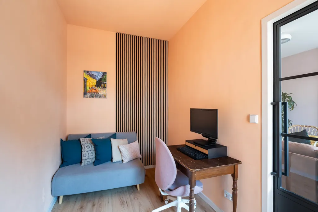 Bureau - Charming Apartment with Two Balconies in Agniesebuurt