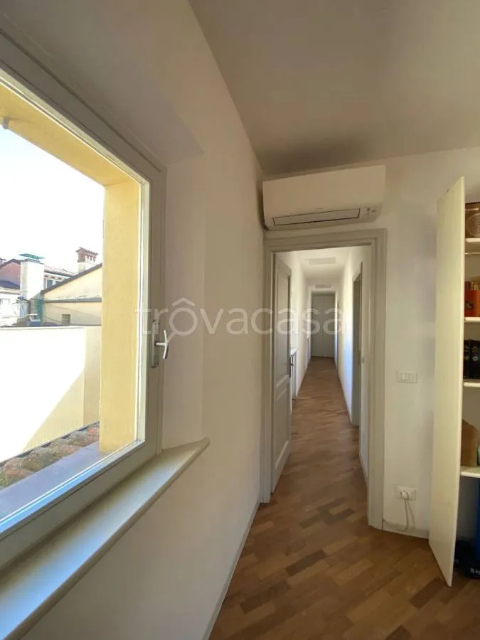 Entrée - Rustic-Style Flat with Caminetto in Modena