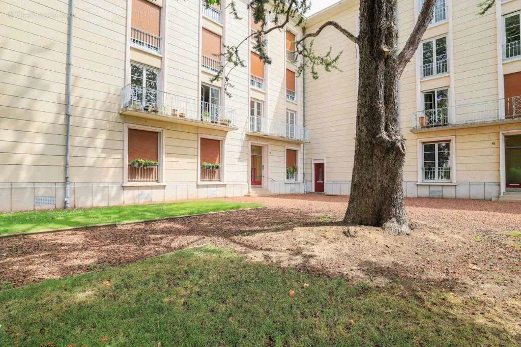 Garden - 3-Bedroom Apartment with Balcony in Amiens
