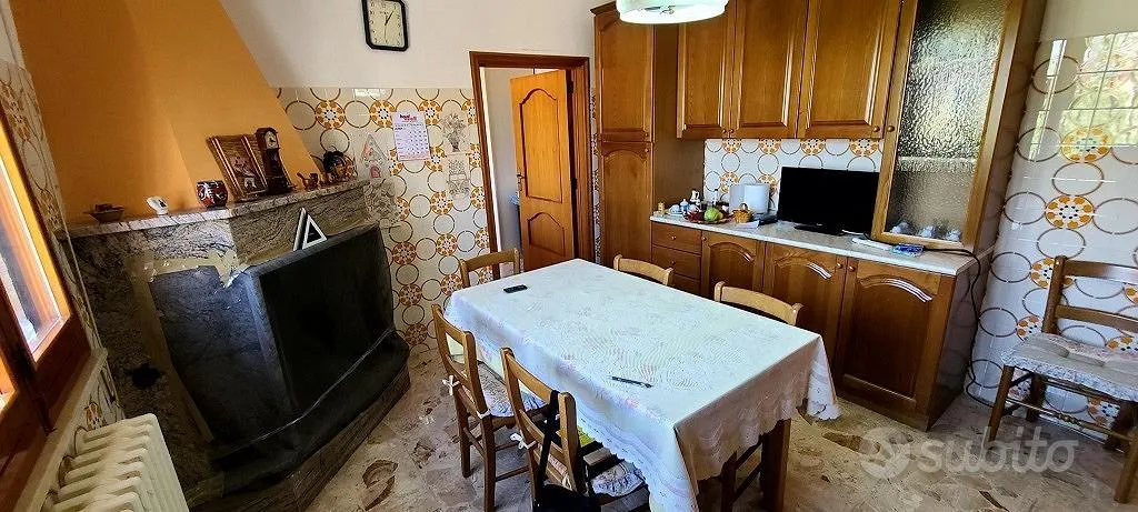 Söögituba - First Floor Apartment with Balcony in Central Location