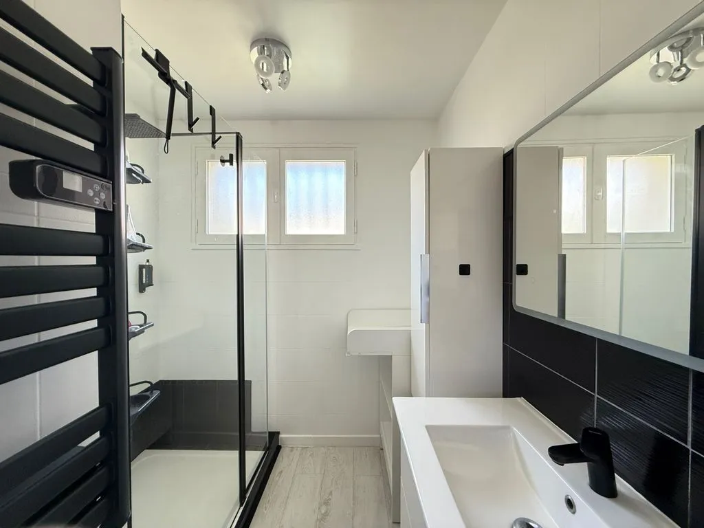 Salles de bain - Maison Familiale avec Jardin en Centre-ville d'Orgeval