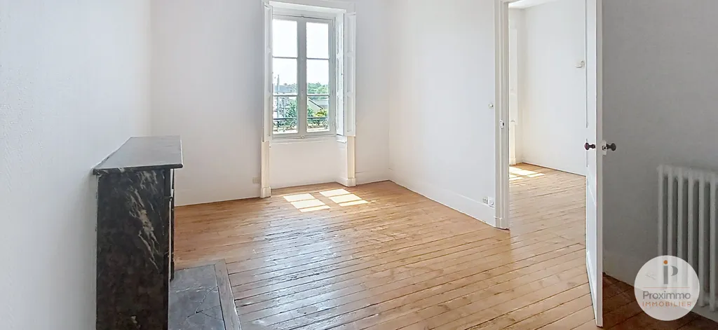 Toad - Bright 4-Piece Apartment in Redon Centre
