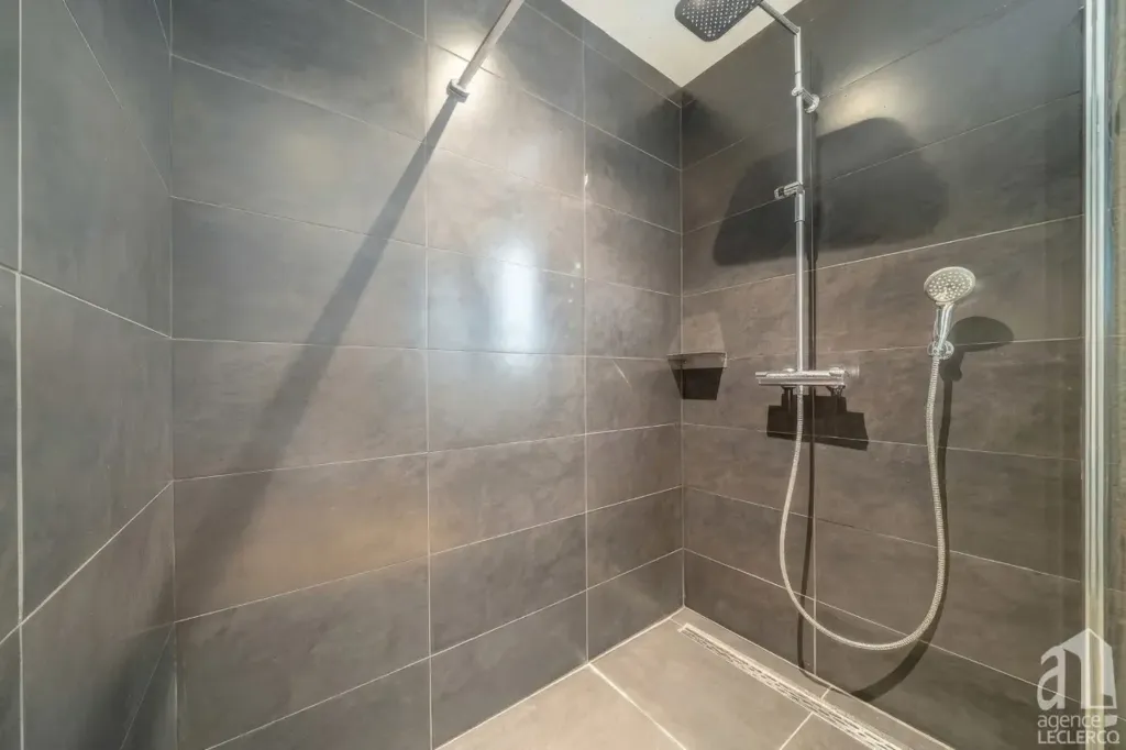 Salles de bain - Loft avec Lignes Industrielles à Résidence Artic