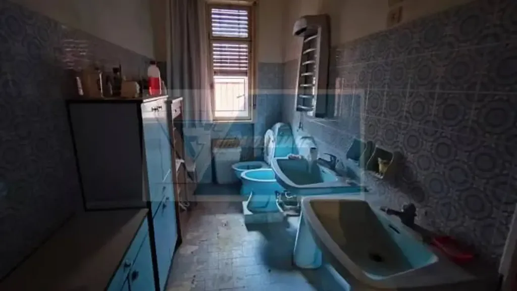 Salles de bain - Semi-Detached House for Renovation in Siracusa