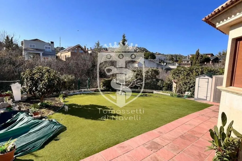 Aed - Detached House with Multiple Units in Torrelodones