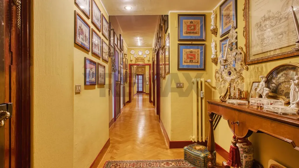 Entrée - Historic Apartment with Double Balcony in Novara