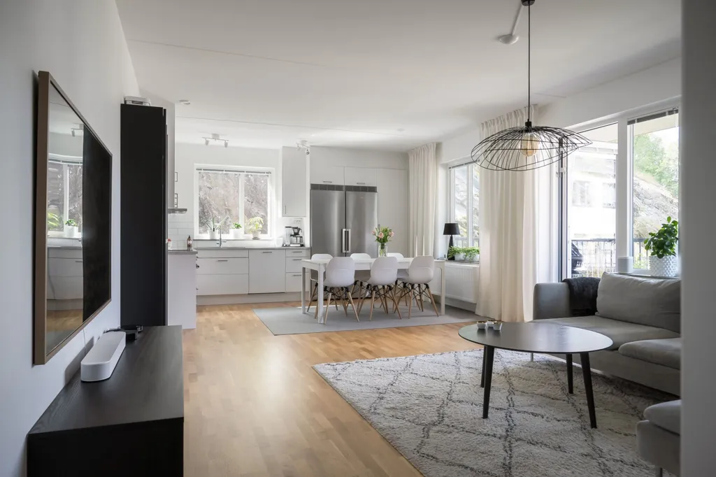 Soggiorno - Modern 4-Bedroom Flat with Balcony in Backadalsstigen
