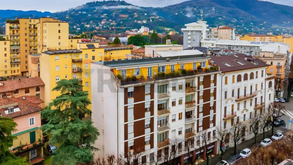 Balcon - Rustic Triplex with Balcony in Brescia