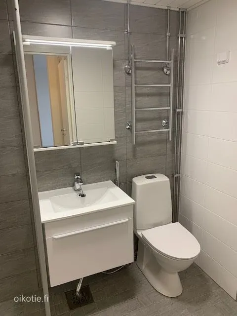 Salles de bain - Modernised Apartment with Balcony in Mellunkylä