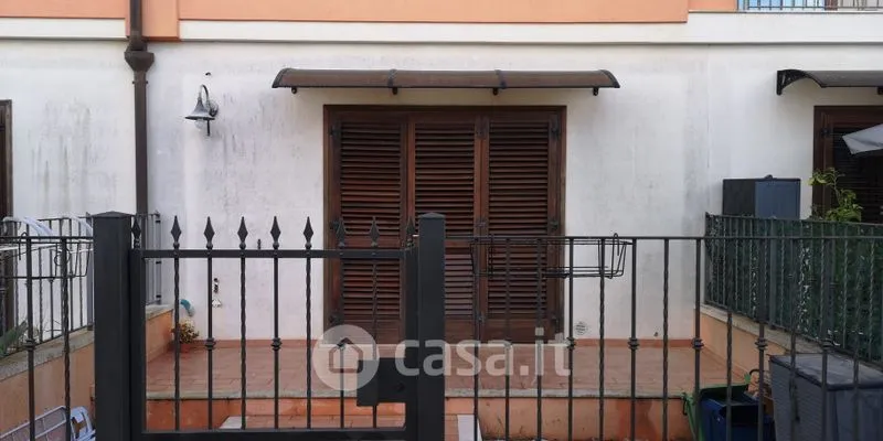 Esterno - Appartamento al piano seminterrato con veranda a Ragusa