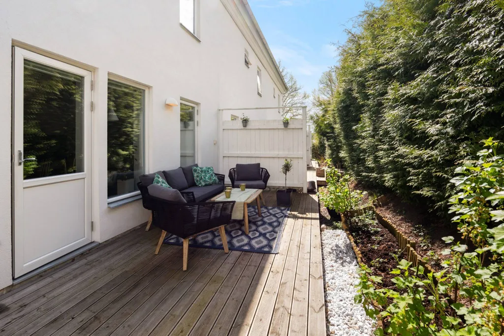 Terrass - Modern Flat with House-Style Feel in Central Älta