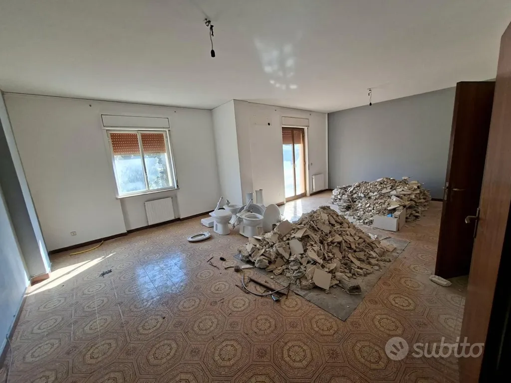 Rooms - Bright 5-Room Apartment with Balcony in Palermo