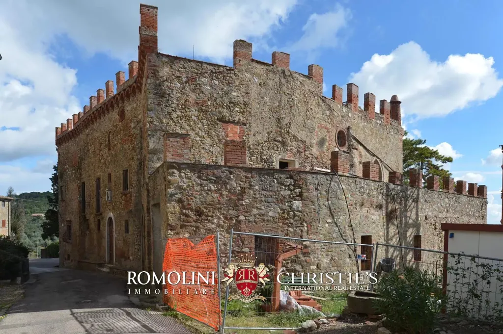 Välivaade - Medieval Castle for Restoration in Chianti Valley