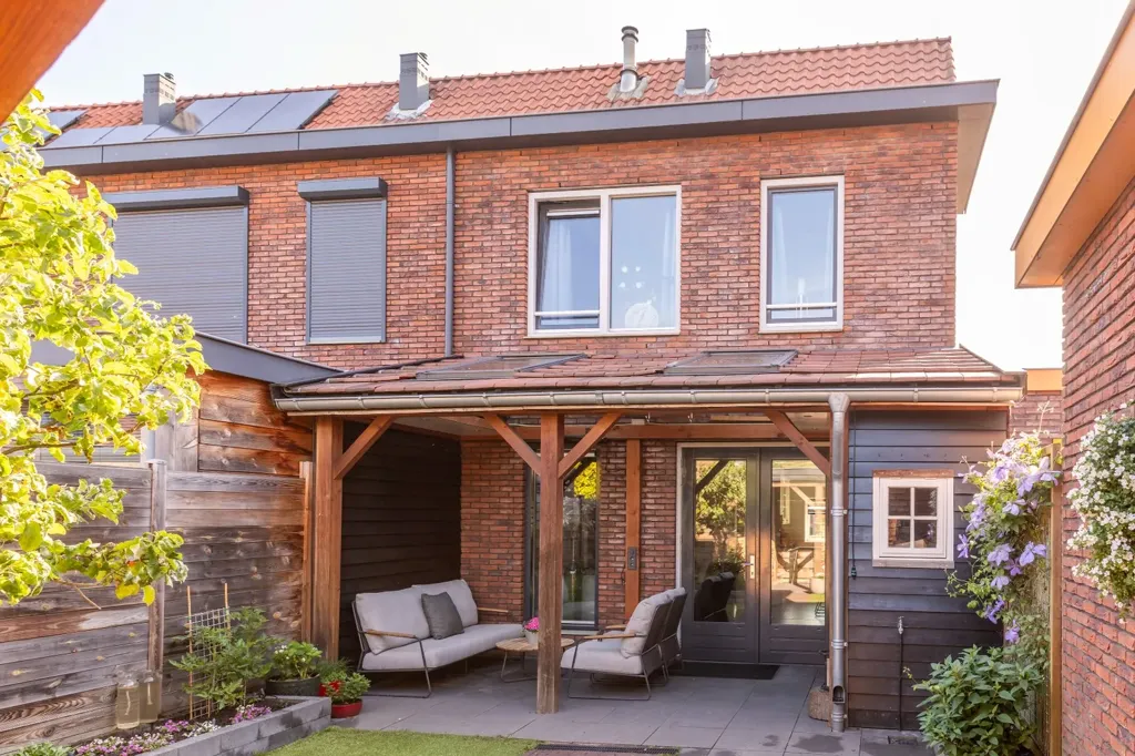Aed - Semi-Half Corner House with Veranda in Kesteren