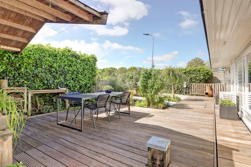 Terrass - Waterfront Woonark with Garden in Wijdewormer