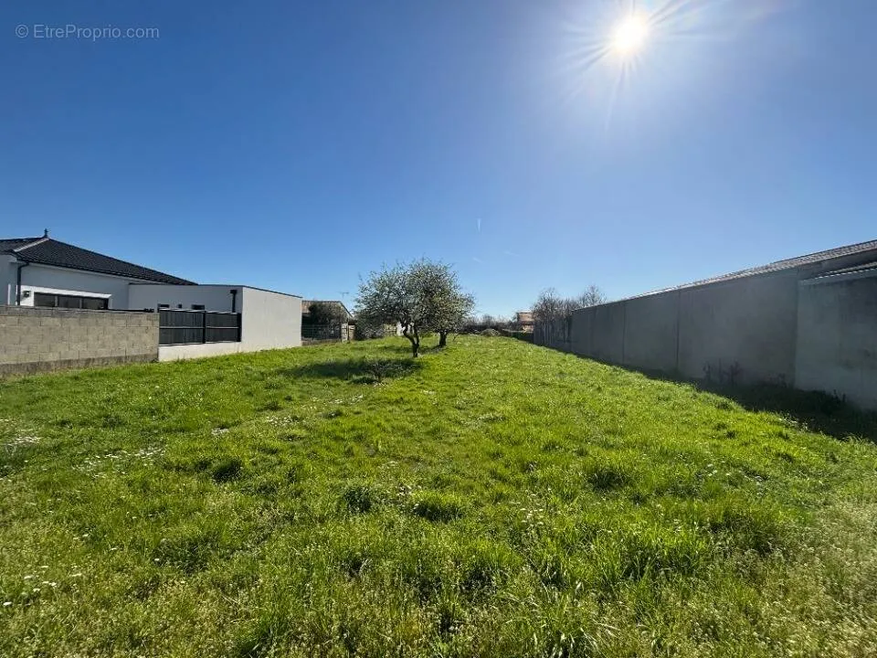 Aed - Buildable Plot with Garden in Saint-Hilaire-De-Chaleons