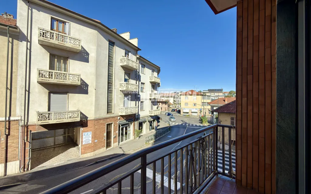 Balcone - Rusticated Apartment with Balcony in Rivoli