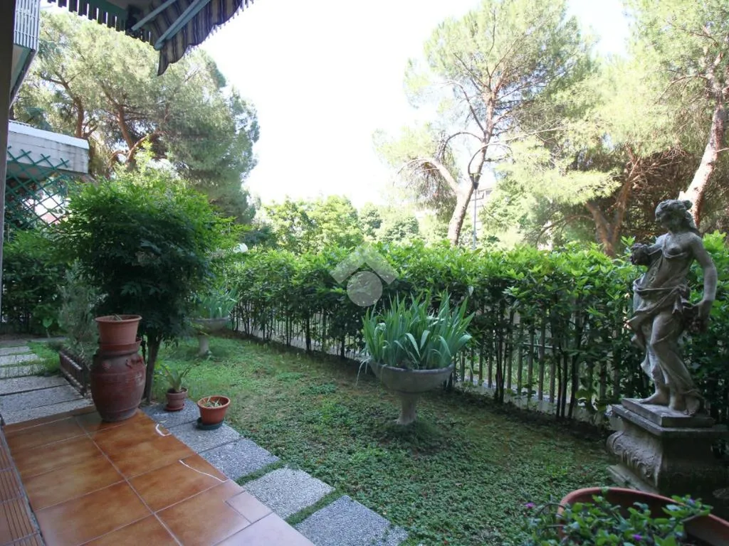 Jardin - 4-Bedroom Apartment with Private Garden in Prato
