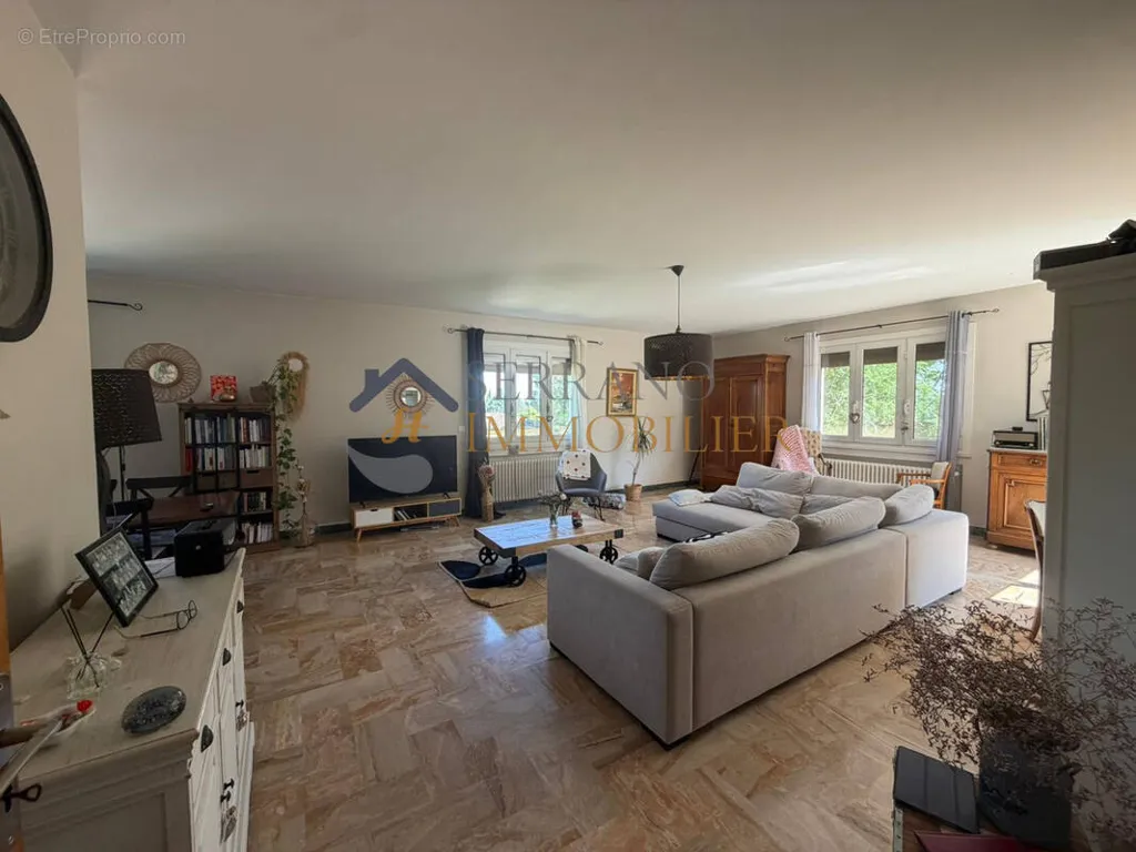 Séjour - Appartement Lumineux avec Balcon et Garage à Châteaurenard