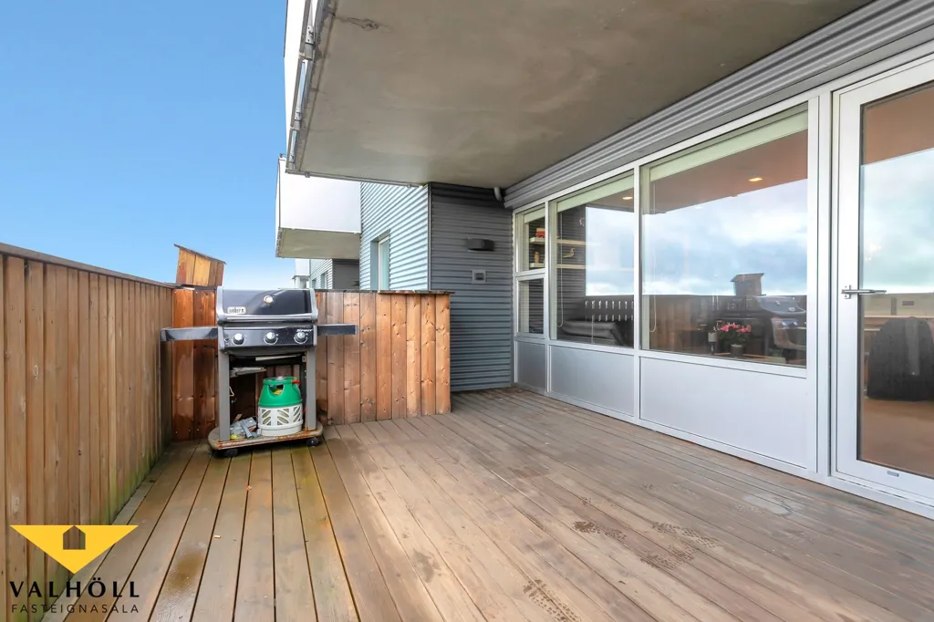 Balcone - Accessible Three-Bedroom Flat with Balcony in Akrahverfi