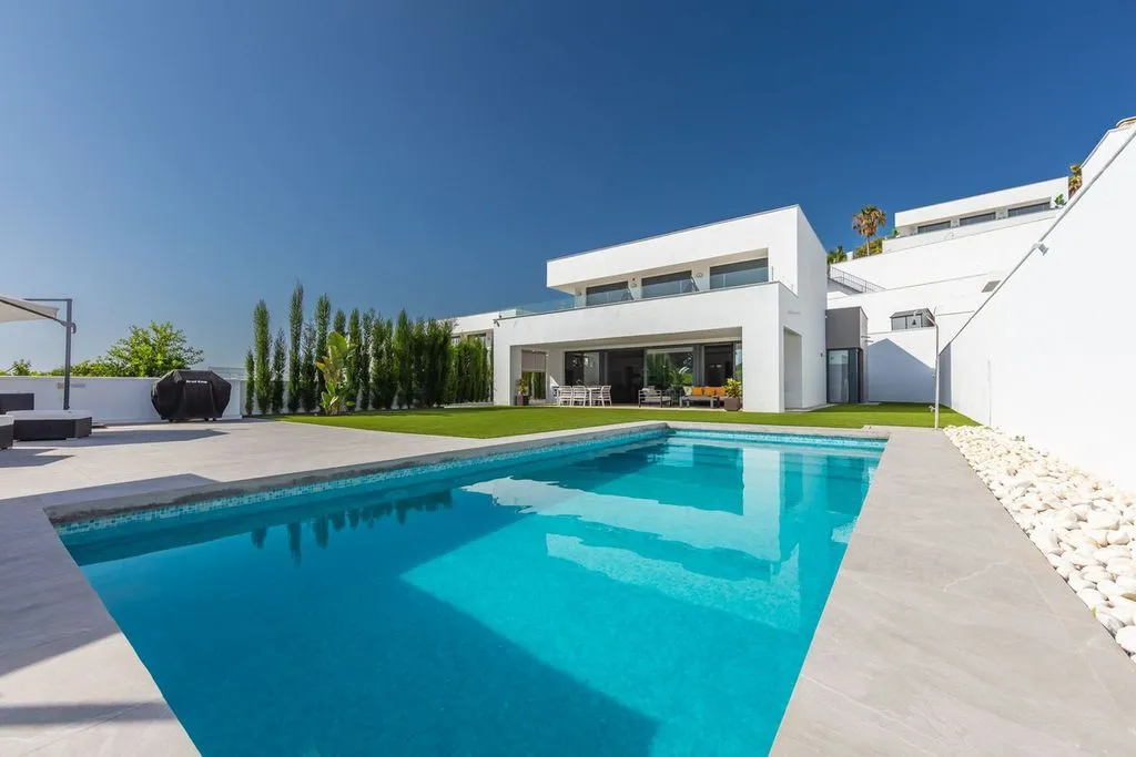 Piscine - Contemporary Villa with Sea View in La Duquesa